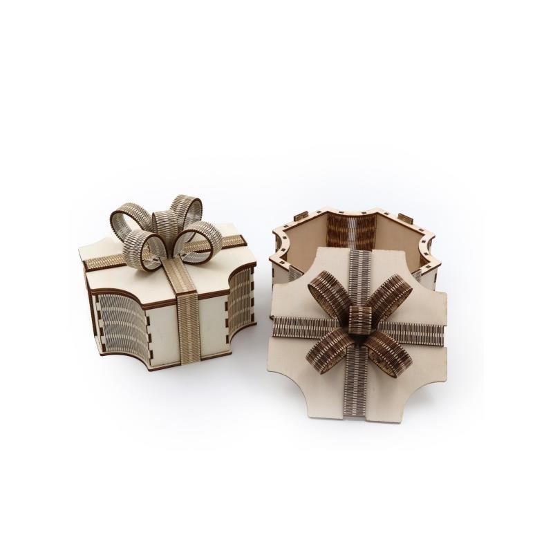 darilna škatla s pentljo na pokrovu